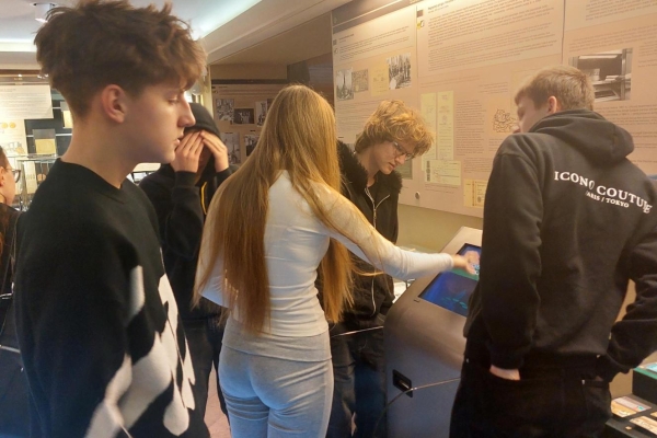 IB klasės mokiniai tyrinėjo finansų pasaulį Pinigų muziejuje